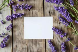 ai genererad tom vit hälsning kort med lavendel- blommor och kuvert på rustik trä- tabell platt lägga. topp se av bröllop falsk upp eller kvinnor dag bakgrund. vår tömma vykort foto