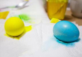 blå och gul färgad ägg på vit servetter. påsk, handgjort foto