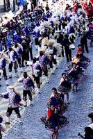 cusco, peru, 2015 - inti raymi firande söder Amerika män och kvinnor i traditionell kostym foto