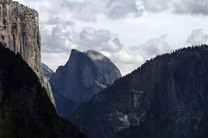 se av halfdome och el capitan molnig dag foto