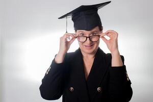 mogna kvinna med glasögon och gradering keps foto