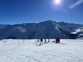 en person på skidor på en snöig berg foto