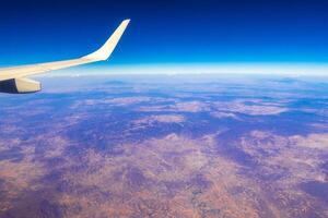 flygande flygplan över mexico moln himmel vulkaner bergen stad öken. foto