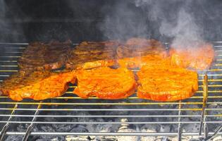 grillad kött på en grill kuggstång i Tyskland. foto