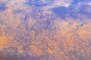 flygande flygplan över mexico moln himmel vulkaner bergen stad öken. foto