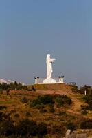 cusco, peru, 2015 - staty av Jesus christ med kulle och blå himmel söder Amerika foto