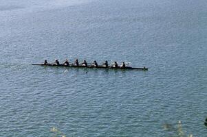 folsom, ca, 2011 - kvinnor besättning vimla praktiserande rodd på sjö foto