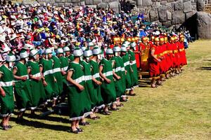 cusco, peru, 2015 - män i traditionell kostym inti raymi festival söder Amerika foto