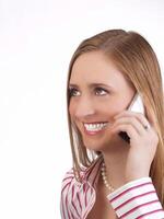 ung kvinna med cell telefon till öra leende foto