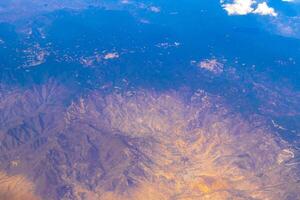 flygande flygplan över mexico moln himmel vulkaner bergen stad öken. foto