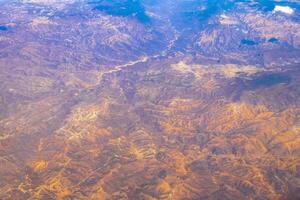 flygande flygplan över mexico moln himmel vulkaner bergen stad öken. foto