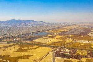 flygande flygplan över mexico moln himmel vulkaner bergen stad öken. foto