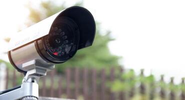 Installera ip cCTV kameror, Hem säkerhet systemet begrepp med suddig bakgrund. foto