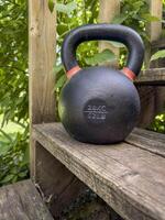 tung järn konkurrens kettle för vikt Träning på trä- rustik trappa i bakgård, Hem Gym och kondition begrepp foto