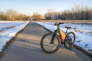 berg cykel på poudre flod spår nära Windsor i colorado, vinter- landskap foto