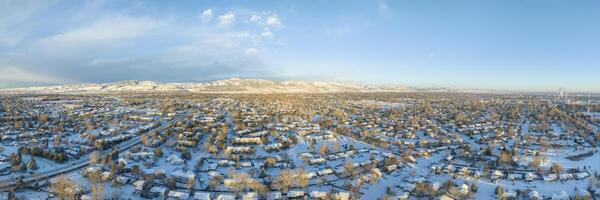kall vinter- soluppgång över bostads- område av fort collins och klippig bergen foten i nordlig colorado, antenn panorama se foto