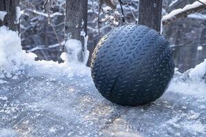 tung, 50 lb, slam boll fylld med sand på ett isig bakgård däck, övning och funktionell kondition begrepp foto