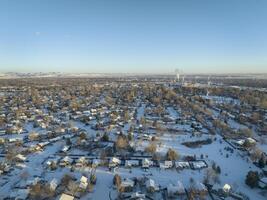 kall vinter- soluppgång över bostads- område av fort collins och klippig bergen i nordlig colorado med färsk snö, antenn se foto