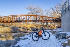 berg cykel på vitvatten parkera på de poudre flod i stadens centrum av fort collins, colorado, vinter- landskap foto