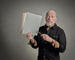 senior man är innehav en tom ark av papper och en penna, presentation begrepp foto