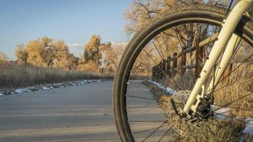 touring cykel på en cykel spår i sent falla landskap - poudre flod spår i nordlig colorado foto