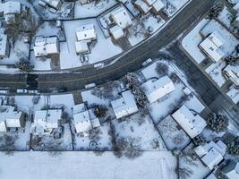 vinter- morgon- över en bostads- område av fort collins i nordlig colorado med färsk snö, antenn se foto