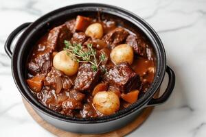 ai genererad boeuf bourguignon i panorera på vit marmor kök bakgrund. generativ ai foto