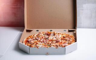 utsökt italiensk pizza. pizza för leverans i kartong lådor foto