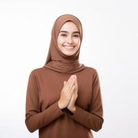 ai genererad skön asiatisk muslim kvinna med en strålnings leende, framställning ett eid mubarak hälsning gest, isolerat på en rena bakgrund, representerar de begrepp av religiös livsstil foto