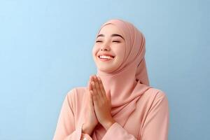 ai genererad skön asiatisk muslim kvinna med en strålnings leende, framställning ett eid mubarak hälsning gest, isolerat på en rena bakgrund, representerar de begrepp av religiös livsstil foto