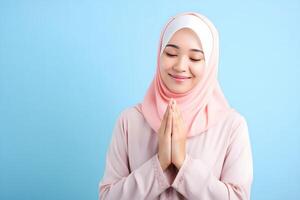 ai genererad skön asiatisk muslim kvinna med en strålnings leende, framställning ett eid mubarak hälsning gest, isolerat på en rena bakgrund, representerar de begrepp av religiös livsstil foto