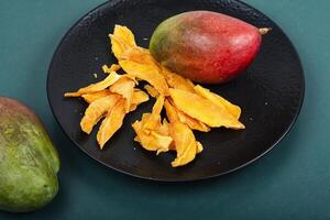 uttorkad mango eller torkades mango skivor. foto