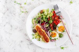 frukost hemlagad kyckling korv med kokt ägg och färsk sallad. keto, ketogen frukost. trendig frukost. topp se, platt lägga foto