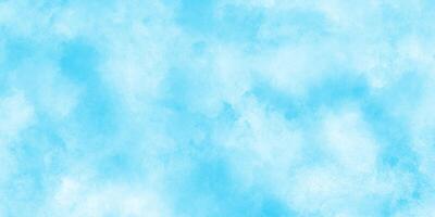 abstrakt vattenfärg nyanser suddigt och defocused molnig blå himmel bakgrund, suddig och kornig blå pulver explosion på vit bakgrund, klassisk hand målad blå vattenfärg bakgrund för design. foto