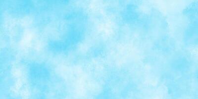 abstrakt vattenfärg nyanser suddigt och defocused molnig blå himmel bakgrund, suddig och kornig blå pulver explosion på vit bakgrund, klassisk hand målad blå vattenfärg bakgrund för design. foto