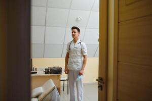 Bra ser manlig medicinsk sjuksköterska med stetoskop foto