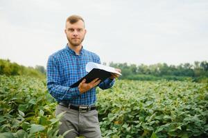 kvinna jordbruks expert- inspekterande kvalitet av soja foto