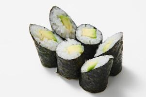 japansk skaldjur sushi , rulla på en vit bakgrund foto