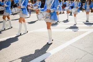 majorettes med vit och blå uniformer prestera i de gator av de stad. fotografisk serier foto