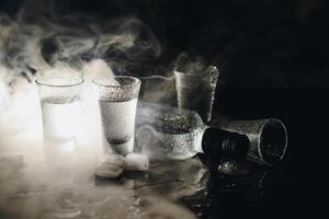 vodka. skott, glasögon med vodka med is .mörk bakgrund. kopia Plats .selektiv fokus. foto