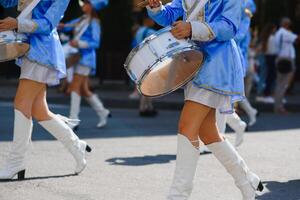 majorettes med vit och blå uniformer prestera i de gator av de stad. fotografisk serier foto