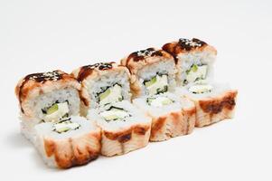 japansk skaldjur sushi , rulla på en vit bakgrund foto