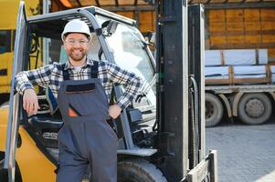 lager man arbetstagare med gaffeltruck foto