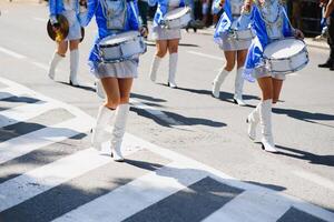 majorettes med vit och blå uniformer prestera i de gator av de stad. fotografisk serier foto