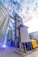 lagring konstruktion silo tankar. enorm metall industriell behållare. foto