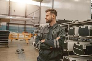 skäggig man flygplan mekaniker stående i hangar foto