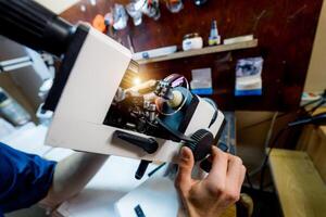 optisk Utrustning för tillverkning linser. professionell medicinsk maskin. oftalmologi. foto