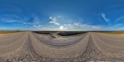 hdri 360 panorama på grus väg bland fält i vår kväll med grymt bra moln i likriktad full sömlös sfärisk utsprång, för vr ar virtuell verklighet innehåll foto