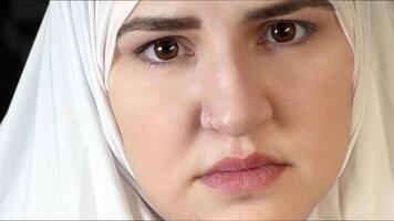 religiös muslim kvinna i bön utrusta foto
