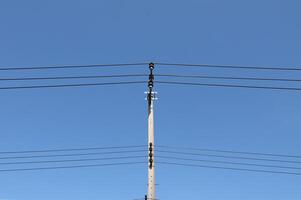 elektrisk Pol med blå himmel bakgrund foto